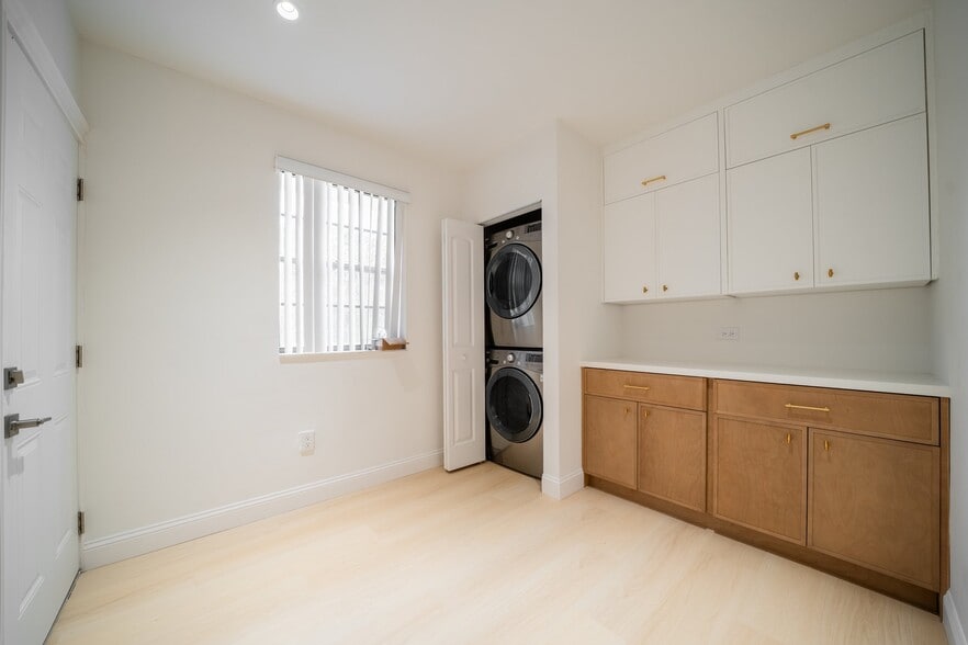 Building Photo - 1550 S Greenway Dr