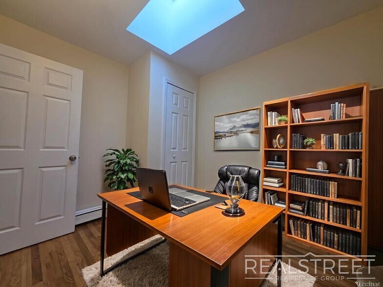 Building Photo - Spacious 2-3 Bed, 2 Bath Apartment with In...