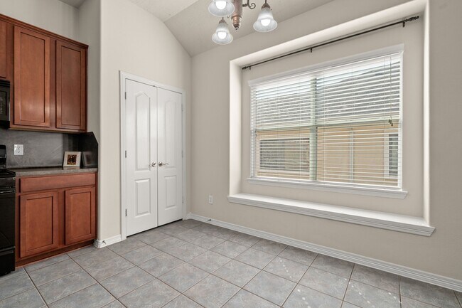 Building Photo - 2302 Oakleaf Hills Cir