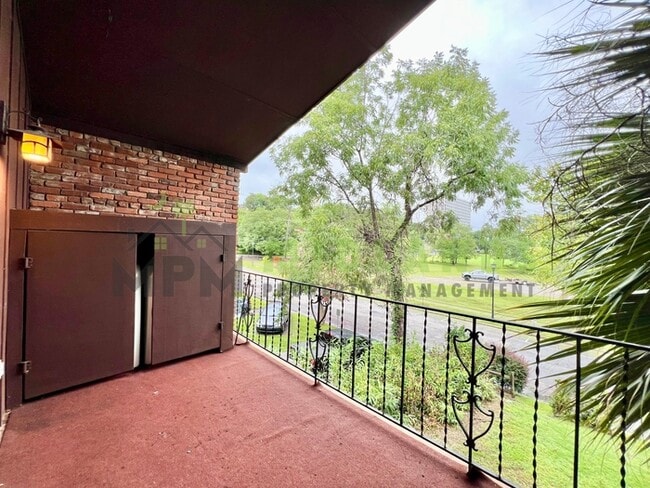 Building Photo - 623 Henderson St