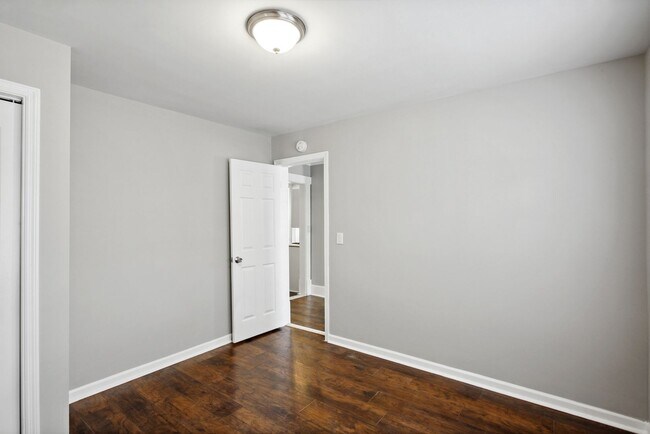 Building Photo - 1211