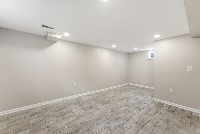Building Photo - 2341 Belleview Ave