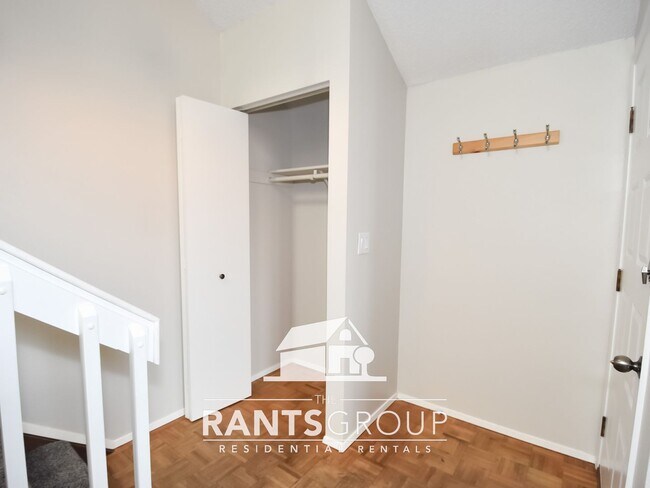 Building Photo - Charming 1-Bed / 1-Bath Townhome in Lacey!