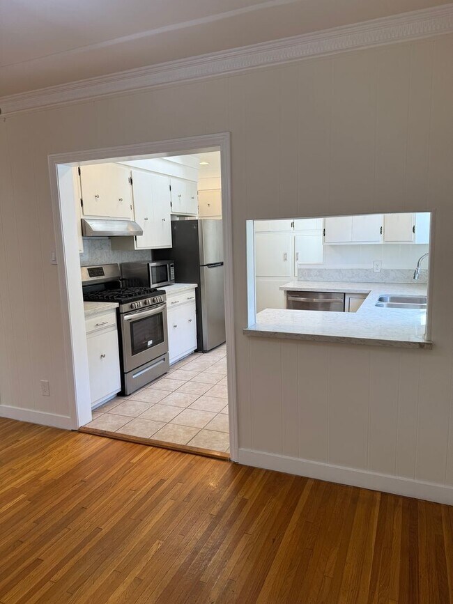 Building Photo - 2523 S Bentley Ave
