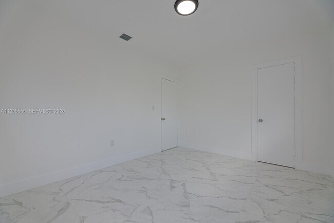 Building Photo - 650 E 65th St