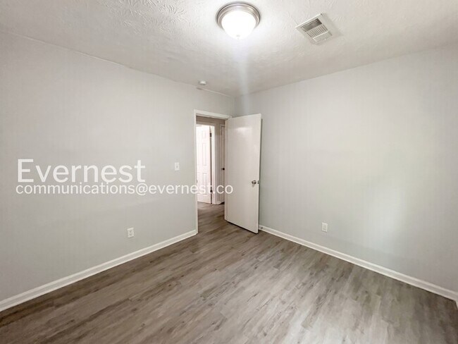 Building Photo - 3-Bed/1.5-Bath Home with Fenced Yard/Pet Friendly/Available Soon!