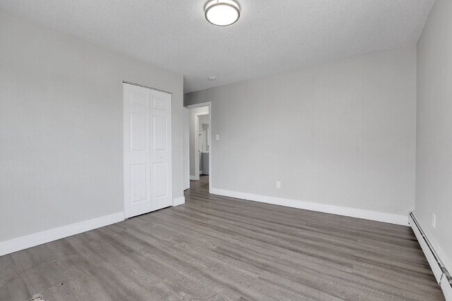 Building Photo - $1,445 2 Bed, 1 Bath Updated Unit in Denver with In Unit Laundry!