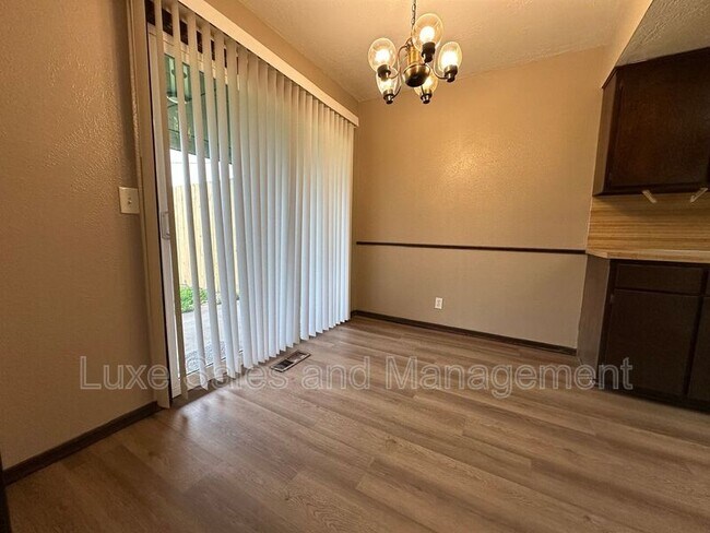 Building Photo - 813 N Eagle Ln
