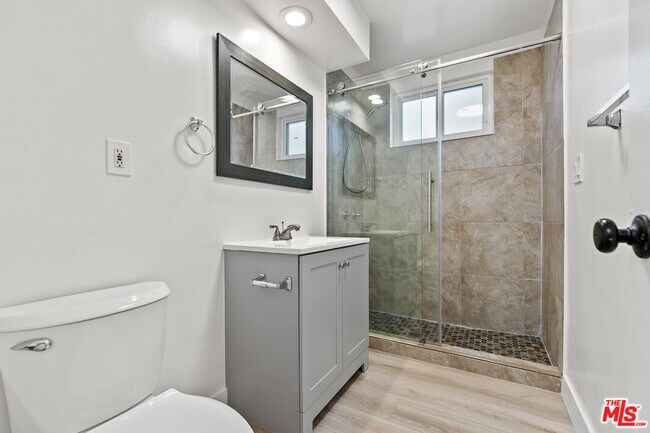 Building Photo - 330 E Dryden St