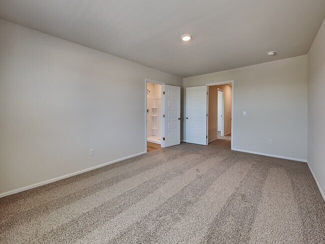 Building Photo - 529 St Charles Pl