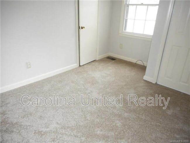 Building Photo - 5500 Larchmont Ave