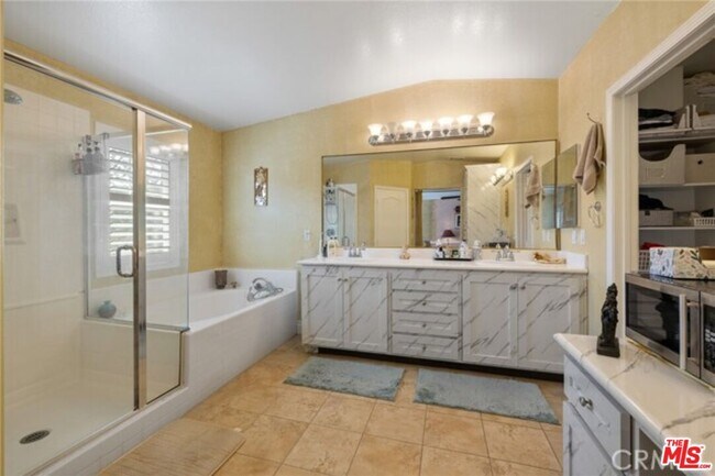 Building Photo - 732 Tennis Club Ln