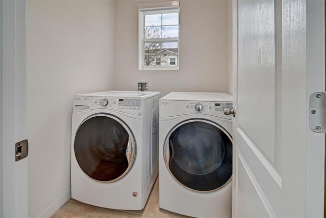 Building Photo - 2321 Tay Wes Dr