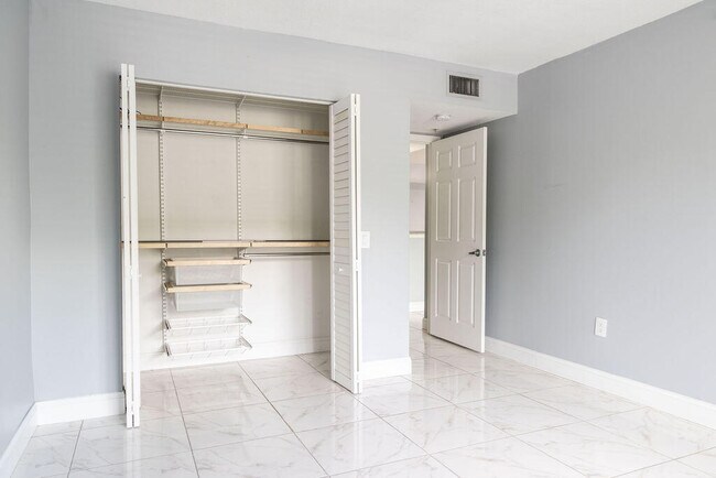 Building Photo - 505 Villa Cir