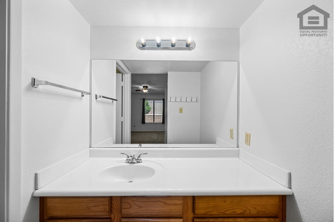 Building Photo - 2Bed/2Bath Condo at Thunderbird Rd/59th Ave! Ready for Immediate Move-In!