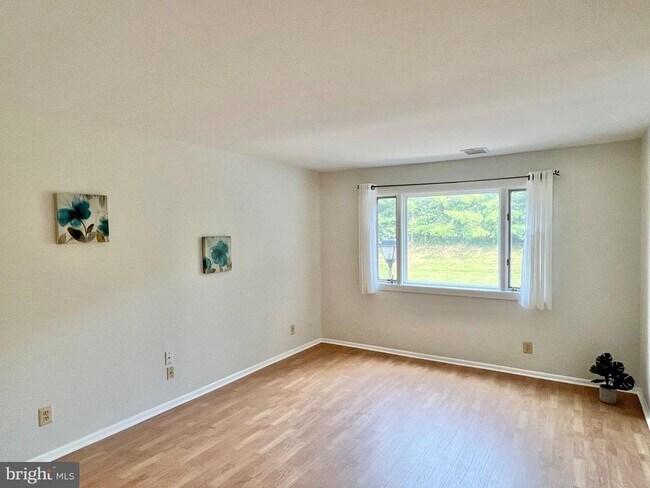 Building Photo - 2217 Sayre Dr