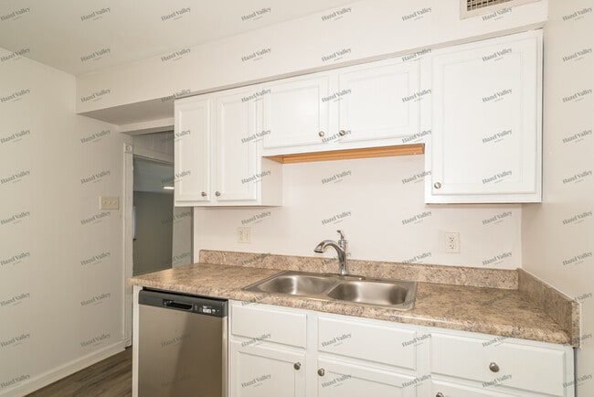 Building Photo - 424 Chamberlin Dr