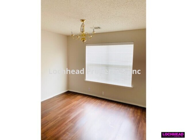 Building Photo - Beautiful home located in the Oakridge Sou...