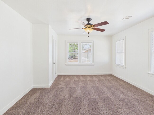 Building Photo - Adorable 3 Bedroom Home in Sunset Addition!