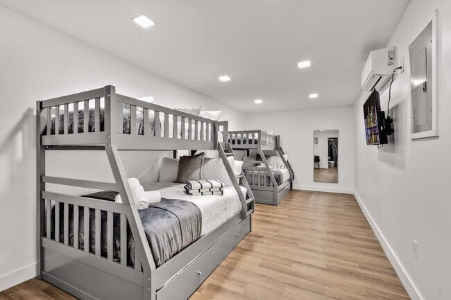 Building Photo - 17621 NE 7th Ave