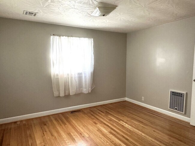Building Photo - IMMACULATE ONE LEVEL HOME AVAILABLE IN SUR...