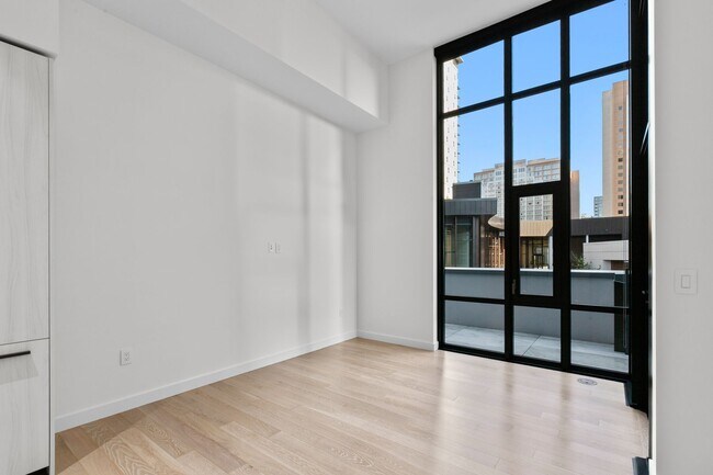 Building Photo - Luxury Executive Condo w/AC in the Heart o...