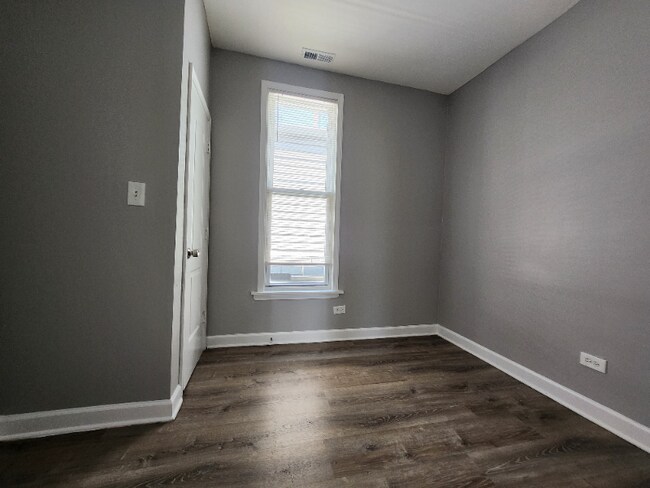 Building Photo - 7308 S Kenwood Ave
