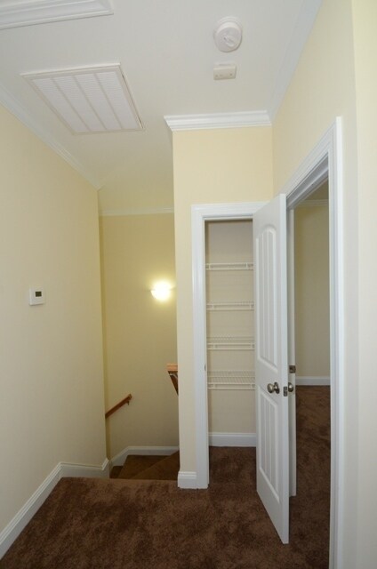 Building Photo - Beautiful 2-story home