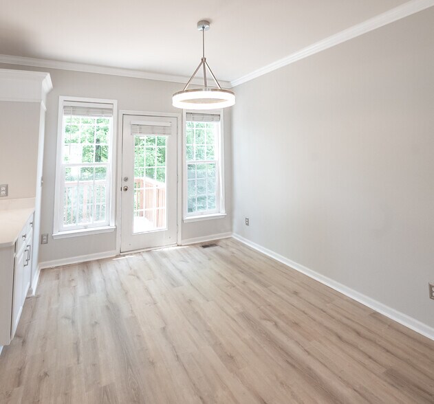 Main level dining area and breakfast nook - 2922 Duvalla Ave