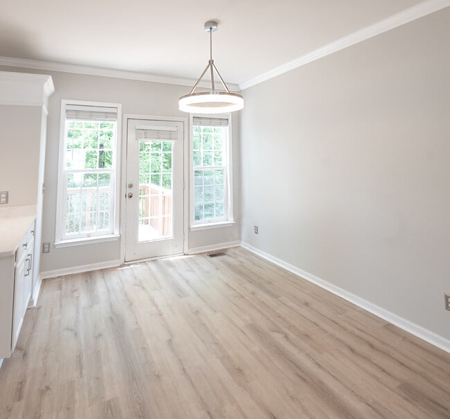 Main level dining area and breakfast nook - 2922 Duvalla Ave