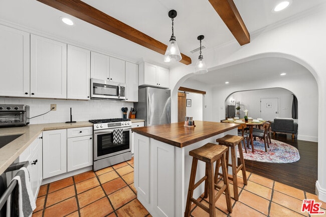 Building Photo - 2624 S Palm Grove Ave