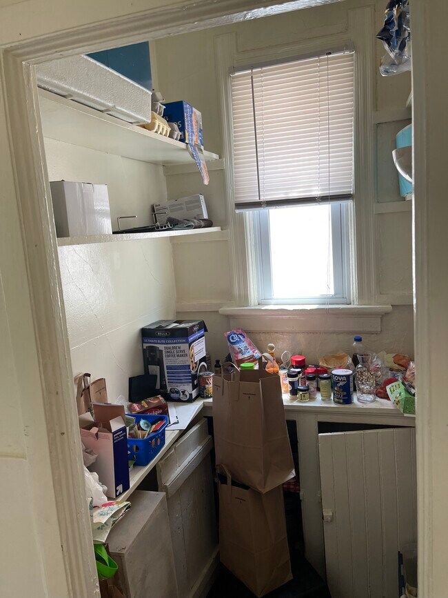 Kitchen Pantry - 2488 N Bartlett Ave