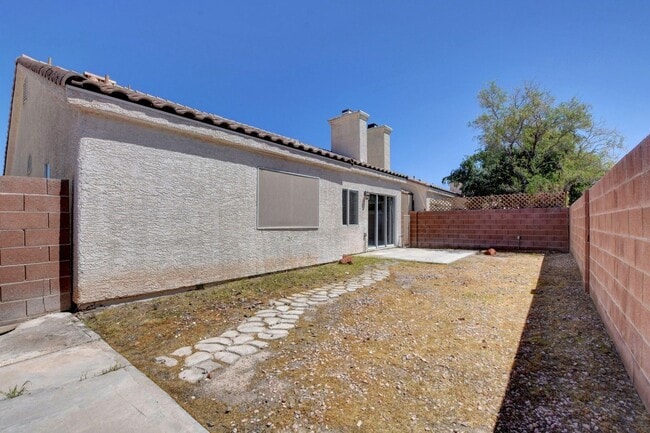 Building Photo - RARE Single Story, 3 Bedroom with 3 Car Garage in a GATED community!