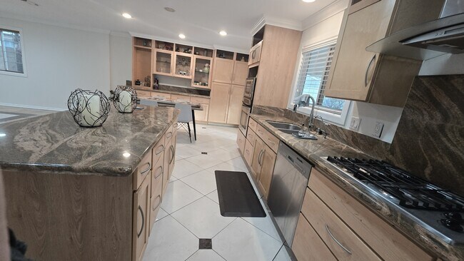 Building Photo - 2744 E Bennett Ave