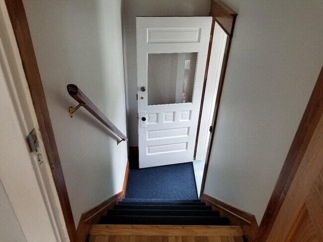 Entrance - 33 Ilion St