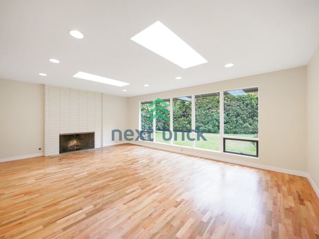 Building Photo - 3 Bed and 3 Bath Plus Office Private Single-family Home is Available for Rent!