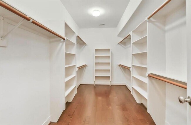 Building Photo - 415 Asbury St