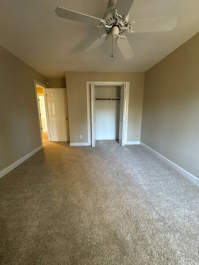 Building Photo - Spacious and inviting 3-bedroom