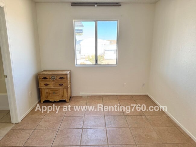 Building Photo - Spacious Home with Solar Panels!!