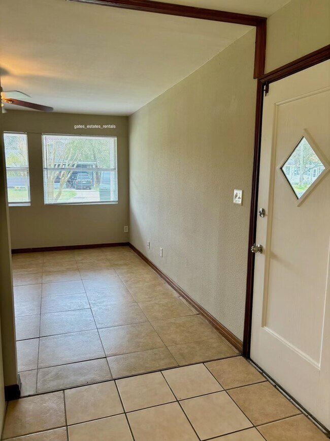 Building Photo - 10235 Elmhurst Dr