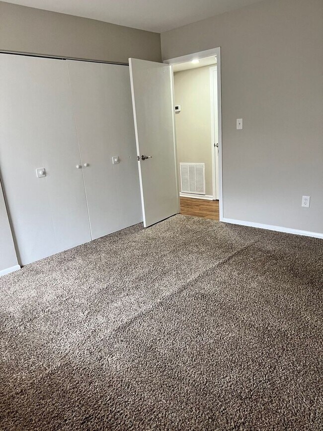 Building Photo - Charming Two-Bedroom Two Bathroom Apartment in Prime Chesterton Location!