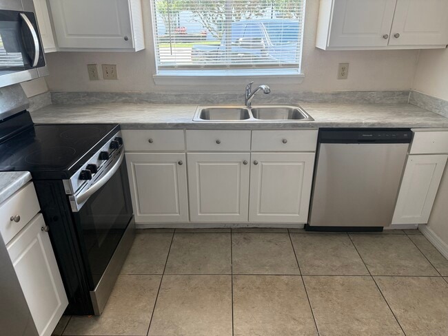 Building Photo - Avalon Unit 6