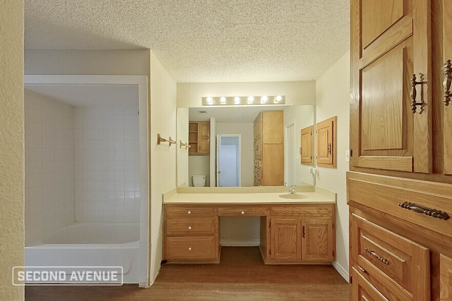 Building Photo - 2713 S Carrier Pkwy