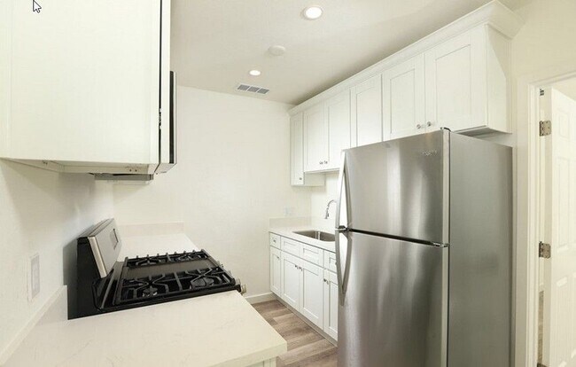 Building Photo - 1004 W Clark Ave