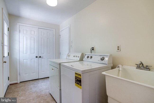 Building Photo - 1646 Montmorency Dr