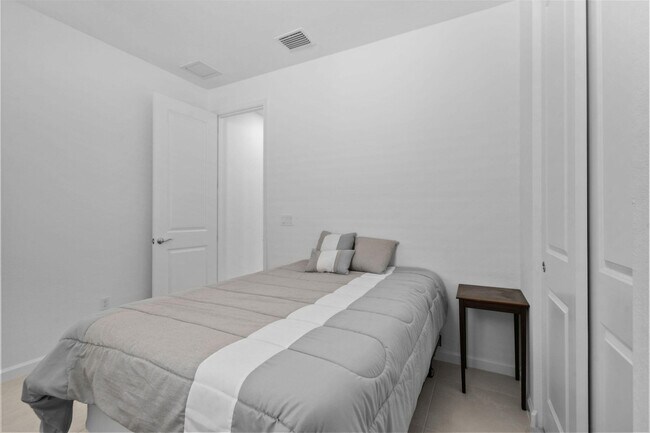 Building Photo - 758 SE Courances Dr