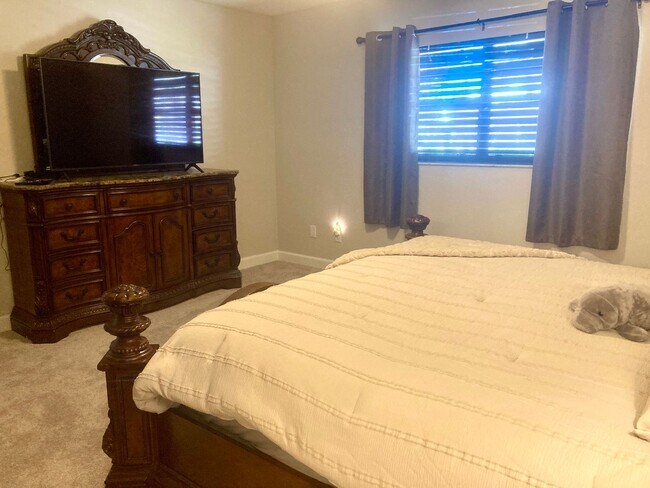 Building Photo - Furnished condo with dock!