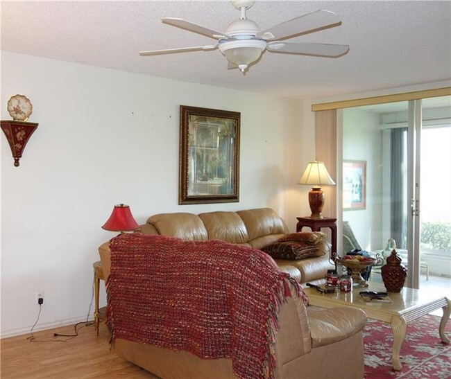 Building Photo - 2901 S Palm Aire Dr