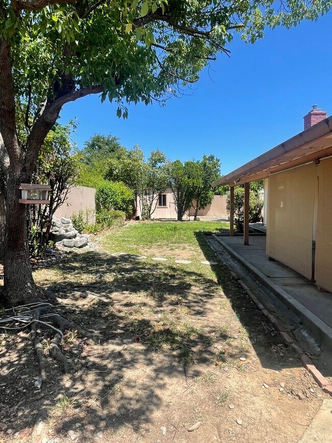 Building Photo - SPACIOUS 3 BED 2 BATH WITH A FAMILY ROOM A...