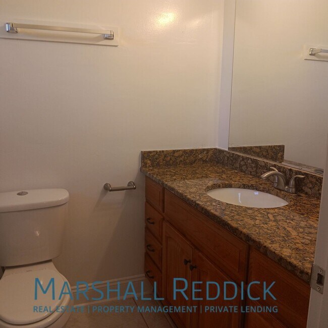 Building Photo - 2 bed 2 bath with a pool